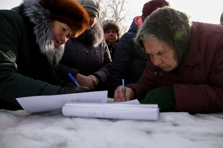 Митинг против сокращения врачей и закрытия отделений в районной больнице. Село Уинское. Пермский край, сбор подписей, пенсионеры