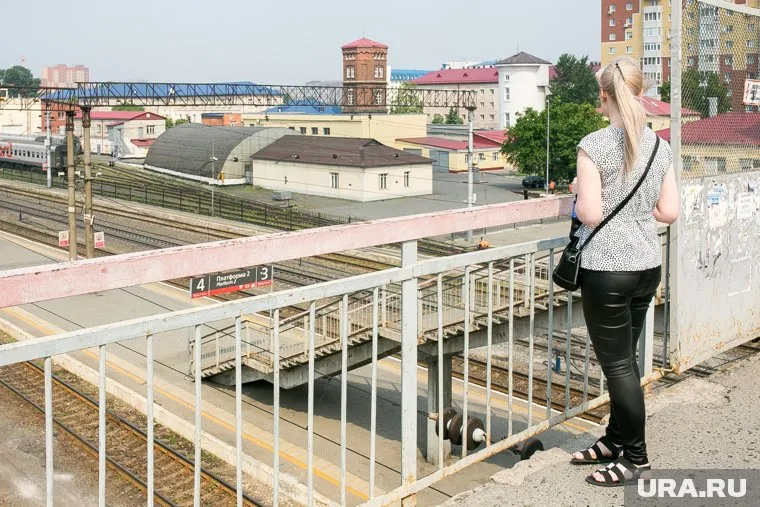Девушка прыгнула, но ее успел схватить спасатель (архивное фото)