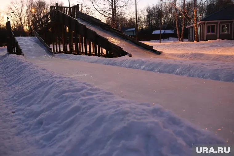 Нельзя скатываться с горки на ногах или на животе