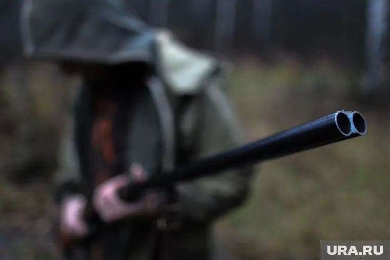 В Коммунарах 49-летний мужчина начал стрелять в полицейского