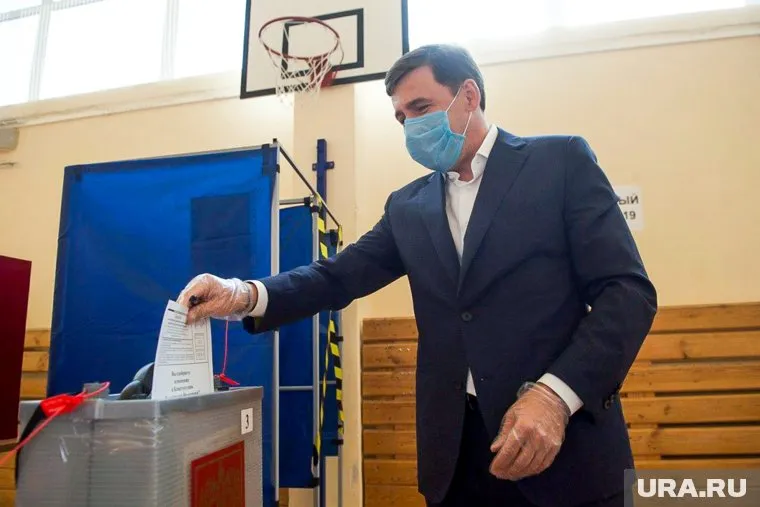 Свердловский губернатор проголосовал на участке рядом со своим домом