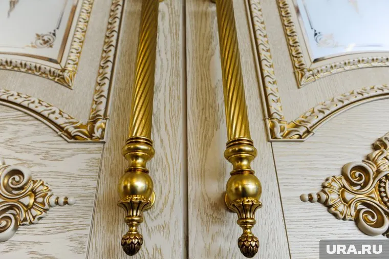В некоторых квартирах мебель и сантехника украшены позолотой
