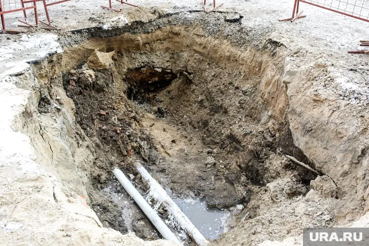 Работники могли не сразу начать устранять последствия прорыва водопровода (архивное фото)