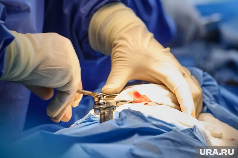 После операции у женщины остались крупные бордовые рубцы