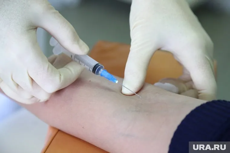 Первым добровольцам поставили экспериментальную вакцину от COVID-19