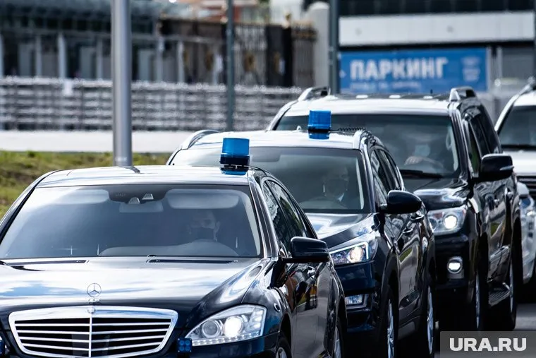 Автомобили были припаркованы у строительных лесов (архивное фото)