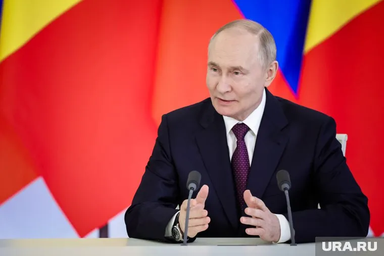 Президент РФ Владимир Путин принял в Кремле президента бывшей французской колонии и не оставил Макрон шансов вернуть контроль над регионом