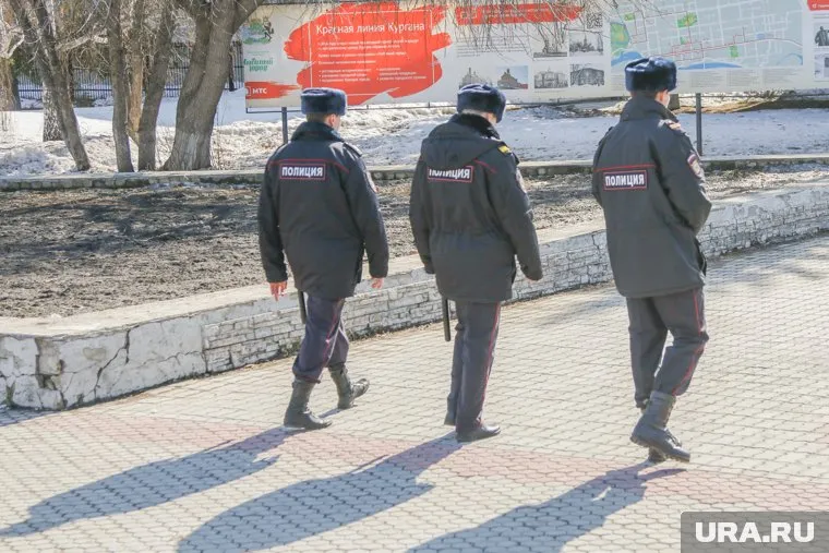 Полицейских от работы не отстраняли