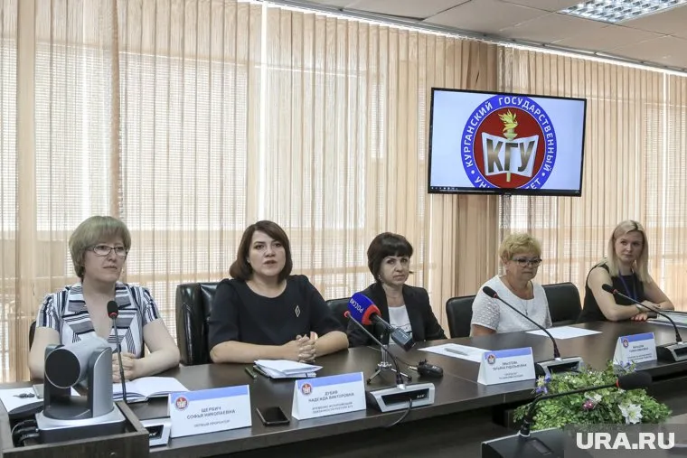 Надежда Дубив (вторая слева) представила своих заместителей