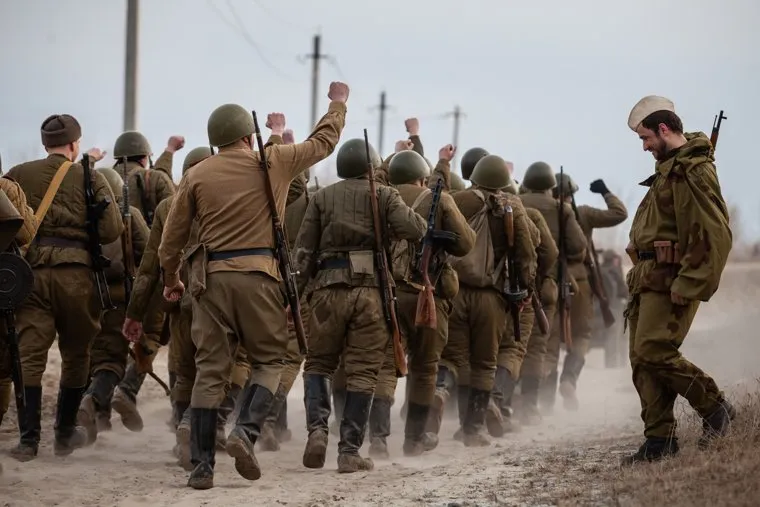 Реконструкция боевых действий Великой Отечественной войны. Сургут, вов, пехота, реконструкторы, солдаты, пехота на марше, великая отечественная война