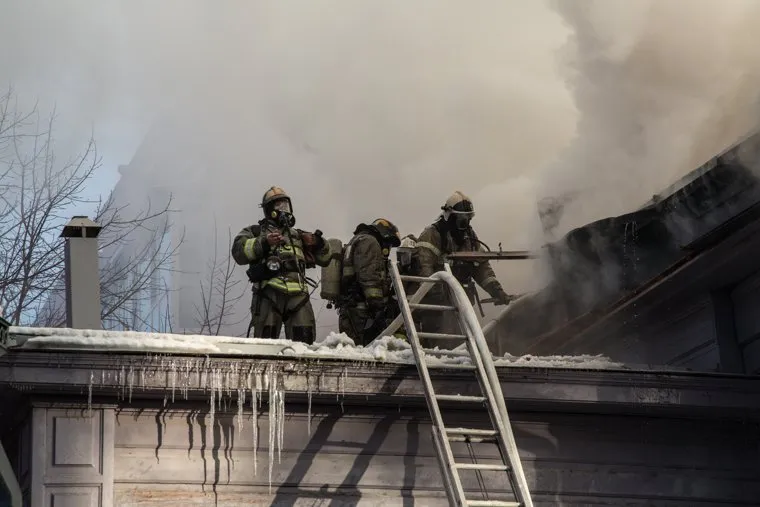 Пожар памятника архитектуры по ул. Семакова 8. Тюмень, пожар, пожарные, мчс
