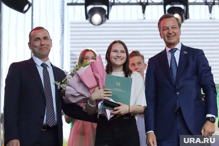 Андрей Яцкин (справа) пришел на общеобластной выпускной в Кургане