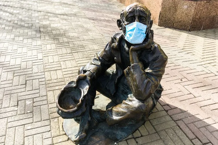 Кировка. Скульптуры в медицинских масках. Челябинск