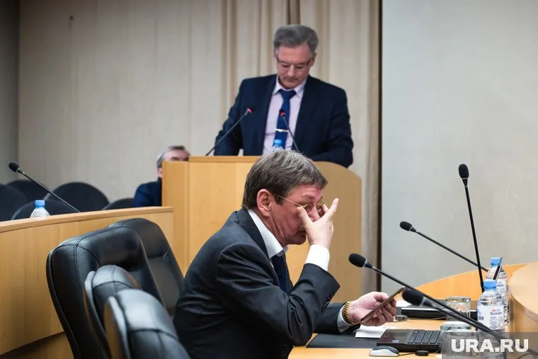 Начальник управления по делам ГО и ЧС мэрии Сургута Олег Пухтеев (на заднем плане) дорабатывает до конца недели и увольняется