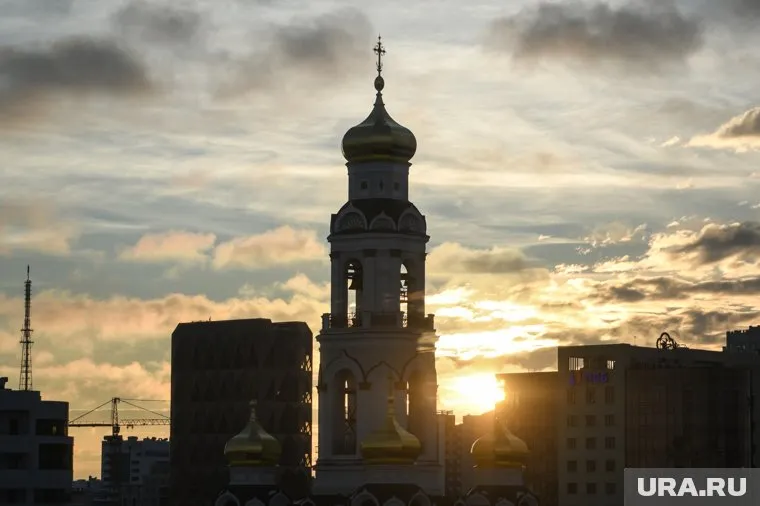 Мужчина по непонятной пока причине стал стрелять возле храма