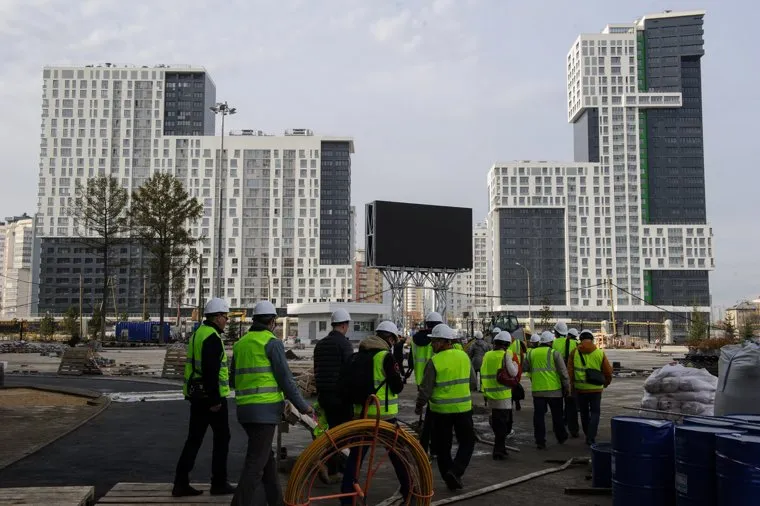Строительство Екатеринбург-Арены, временная трибуна. Екатеринбург, недвижимость, жилые дома, жк крыловъ