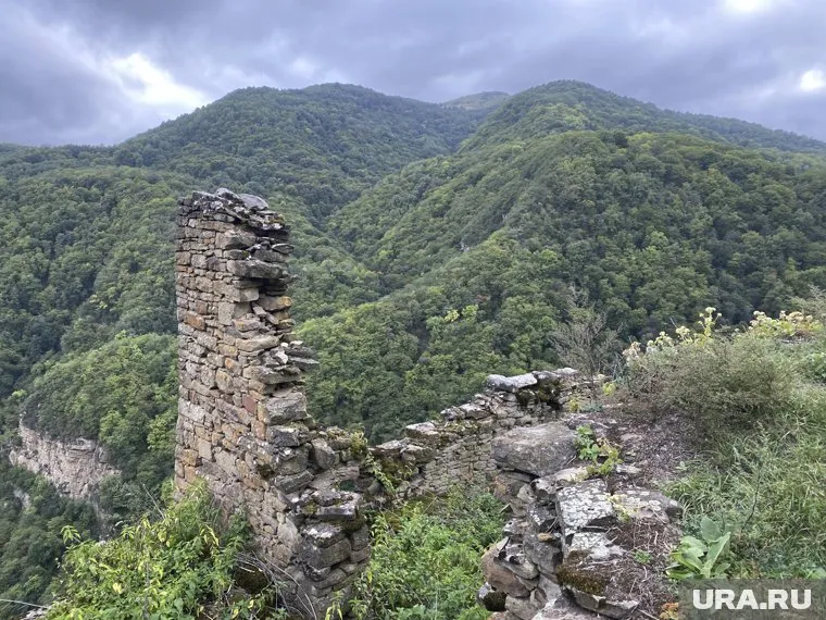 Женщина оступилась, когда делала общее фото вместе с туристической группой