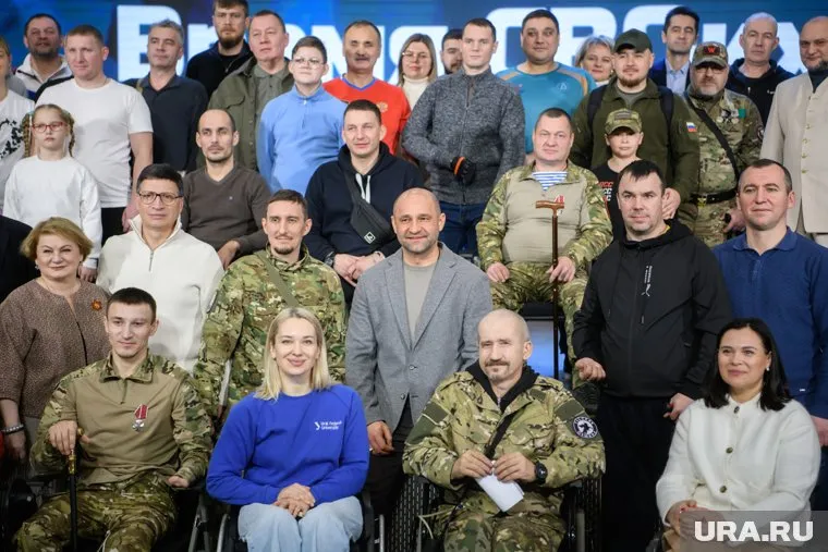 Совместное фото — неотъемлемый элемент любой встречи полпреда с народом