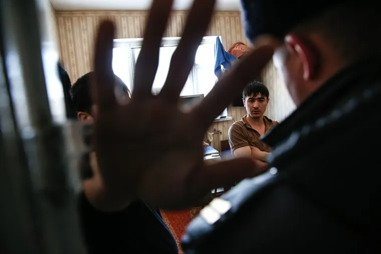 Район Черный Мыс. Сургут, мигранты, рука в объектив, полиция, проверка документов, нелегалы, не снимать