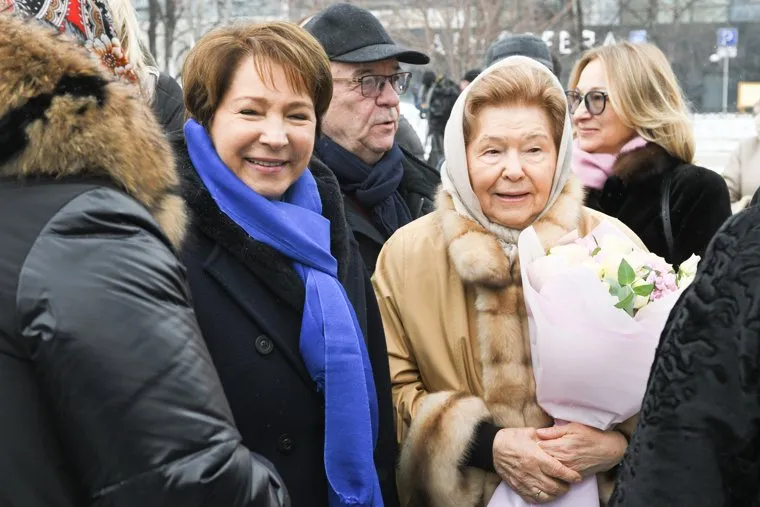 Возложение цветов к стеле у Ельцин Центра. Екатеринбург