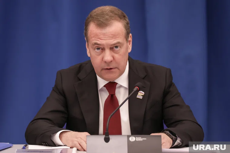 Медведев посетил лагерь «Курский рубеж», который работает в Курской области с 15 июля