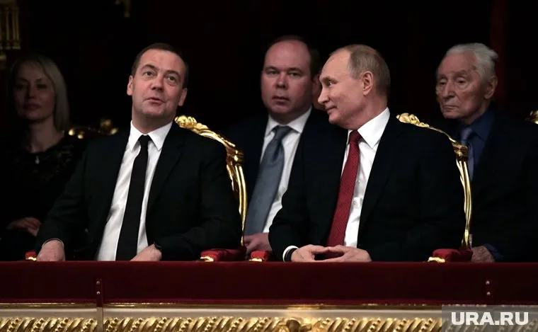 Дмитрий Медведев пожелал Путину отдохнуть в праздники