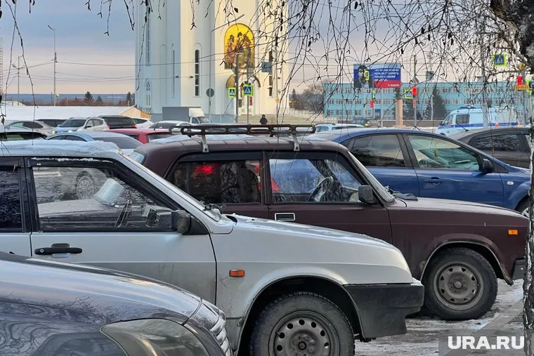 Парковка у ЦУМа в Кургане