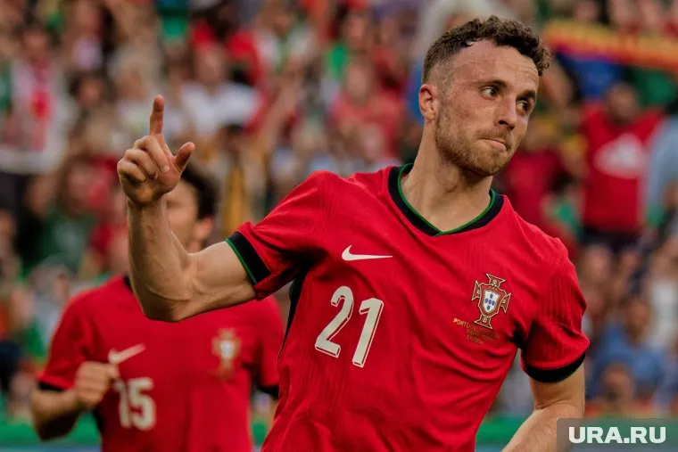 Во время обгона спорткар съехал с дороги, перевернулся и загорелся