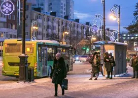 В центре Тюмени рейсовый автобус столкнулся с легковушкой