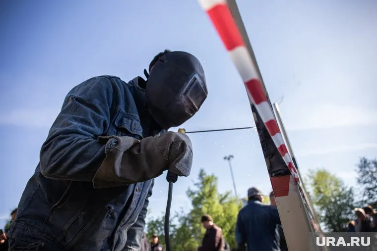 Электрогазосварщик пострадал при падении с высоты в Кургане