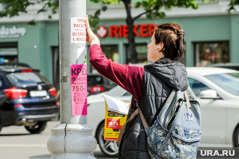 После введения налога россияне могут вернуться к продажам по-старинке: через объявления на улице