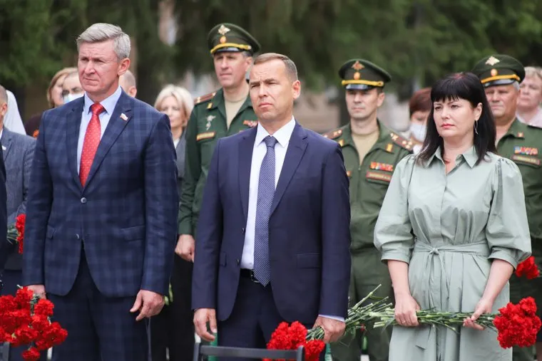 Возложение цветов к мемориалу Вечного Огня в день памяти и скорби, в день начала ВОВ. Курган