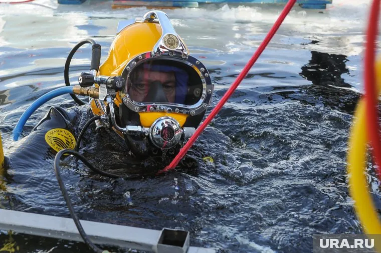 Водолазы продолжают поиски седьмого человека
