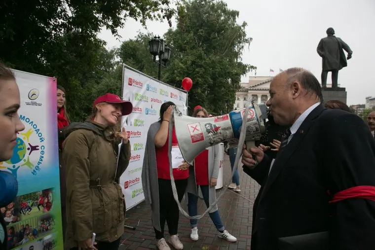 Митинг против пенсионной реформы, Тюмень, памятник Ленину, мегафон, громкоговоритель, Черепанов, коммунисты