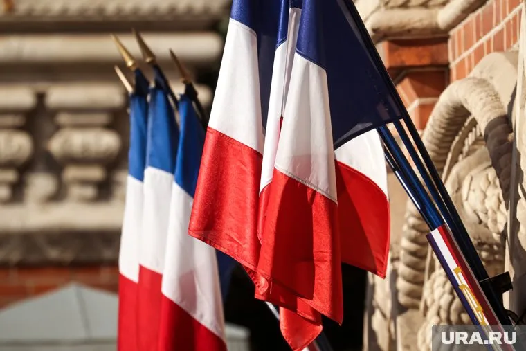 Нацсобрание Франции приняло резолюцию о недоверии правительству Барнье