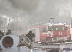 В Челябинске загорелся мебельный цех