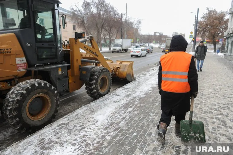 Коммунальщики убирают снег с улиц города