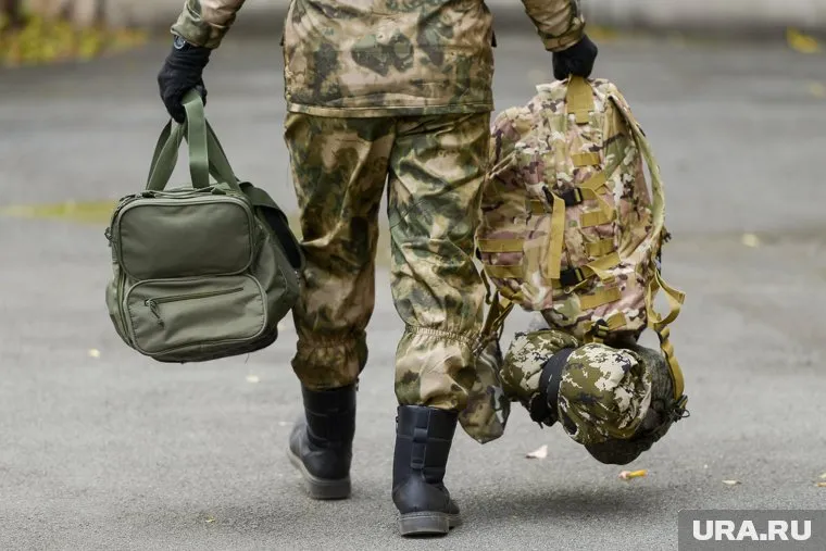 Амуницию и продукты бойцам из ХМАО передают спасатели