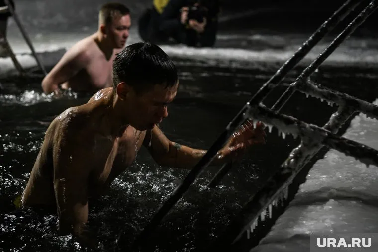 Крещенские купания — древняя русская традиция, которая каждый год привлекает тысячи людей