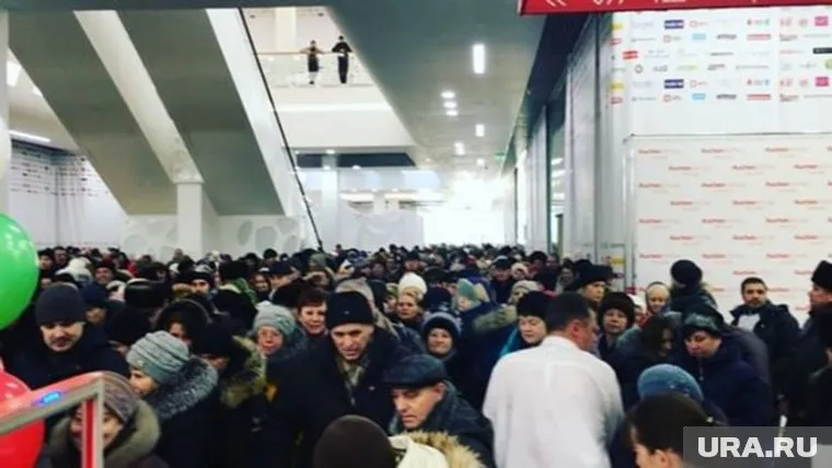 На открытии магазина собрались тысячи тюменцев