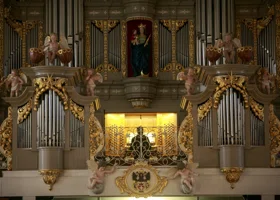 Барокко при свечах и гастроли московского театра