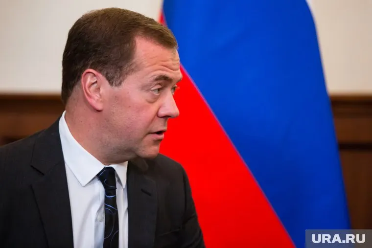 По словам инсайдера, Медведев возглавляет делегацию прибывших в Пермь чиновников