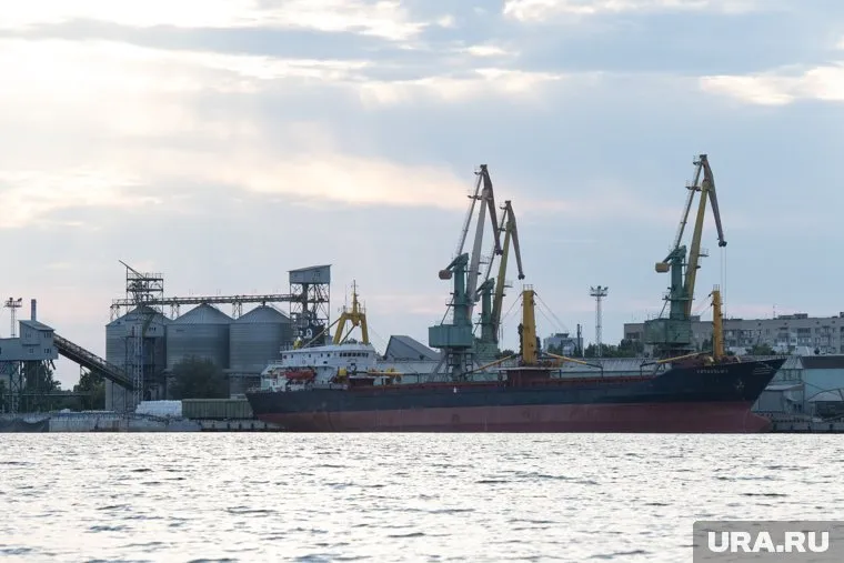 Нарушена транспортная система через Каховскую ГЭС, сказал Владимир Тетельман (архивное фото)