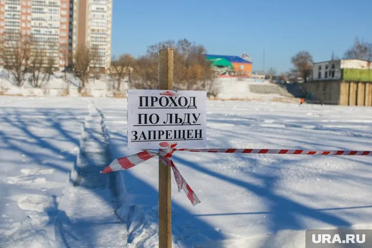 Неокрепший лед Тобола угрожает жизням людей и животных