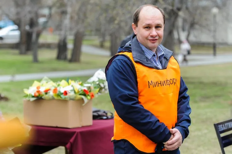 Высадка елей операторами связи и Министерством информационных технологий в Челябинском городском саду в честь Дня радио. Челябинск