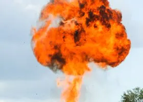 Появились кадры с ударом БПЛА по жилой многоэтажке в Курске
