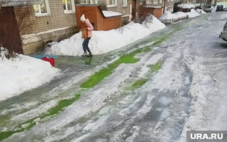 Зеленая вода течет не только из-под крана, но и по улицам Кушвы