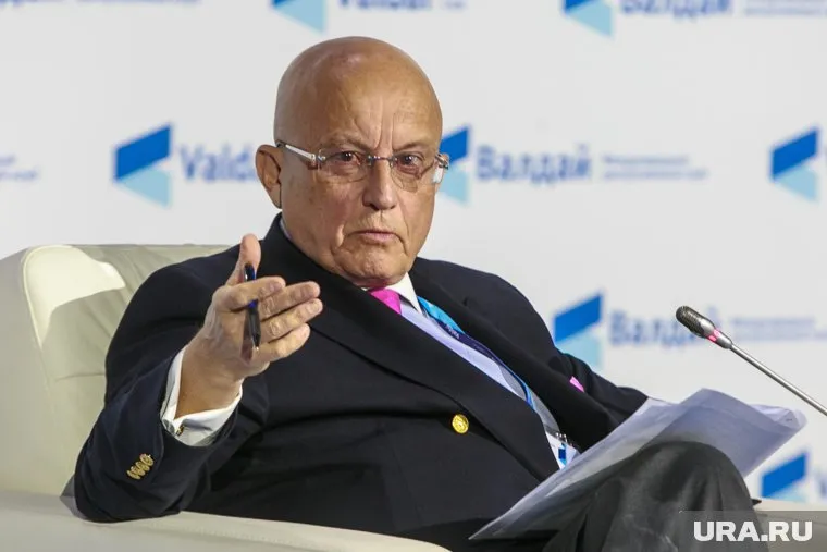 Демократии обычно не выживают в условиях столь сильного напряжения, заявил Сергей Караганов