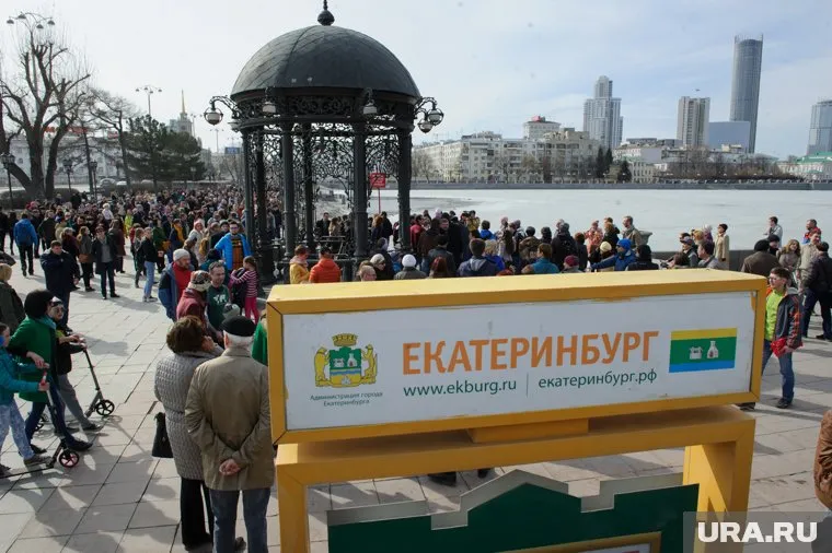 Флешмоб против застройки городского пруда собрал больше тысячи человек