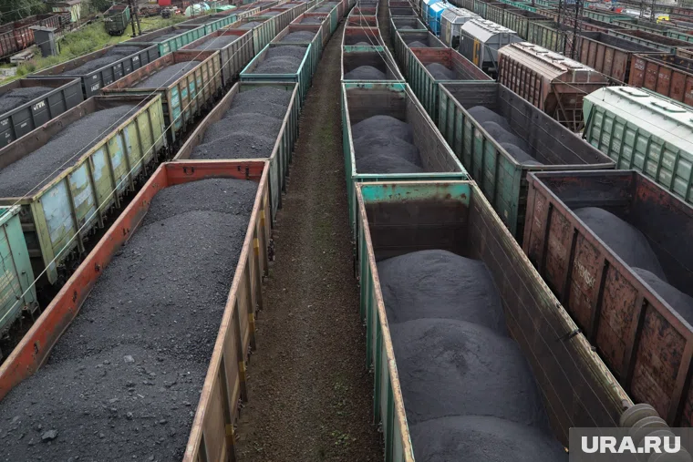 Сход восьми вагонов с углем произошел на железной дороге в Южно-Сахалинске